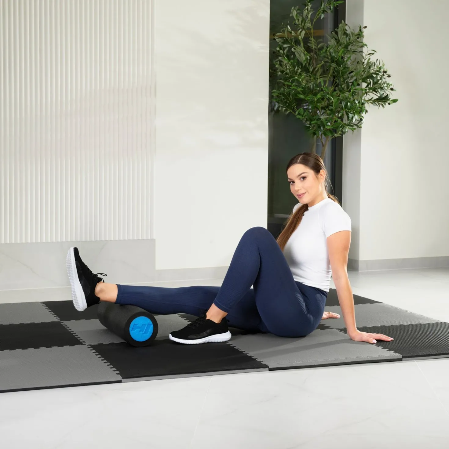 Wałek roller do masażu EPE 45cm czarno-niebieski