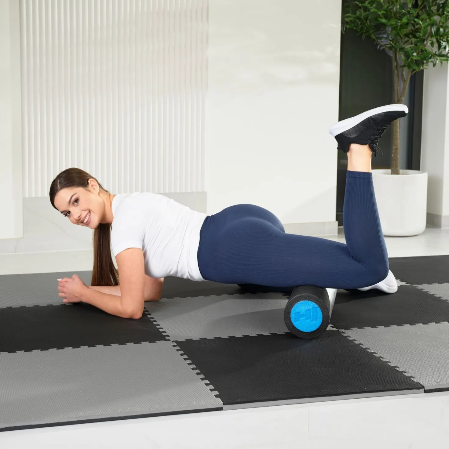 Wałek roller do masażu EPE 45cm czarno-niebieski