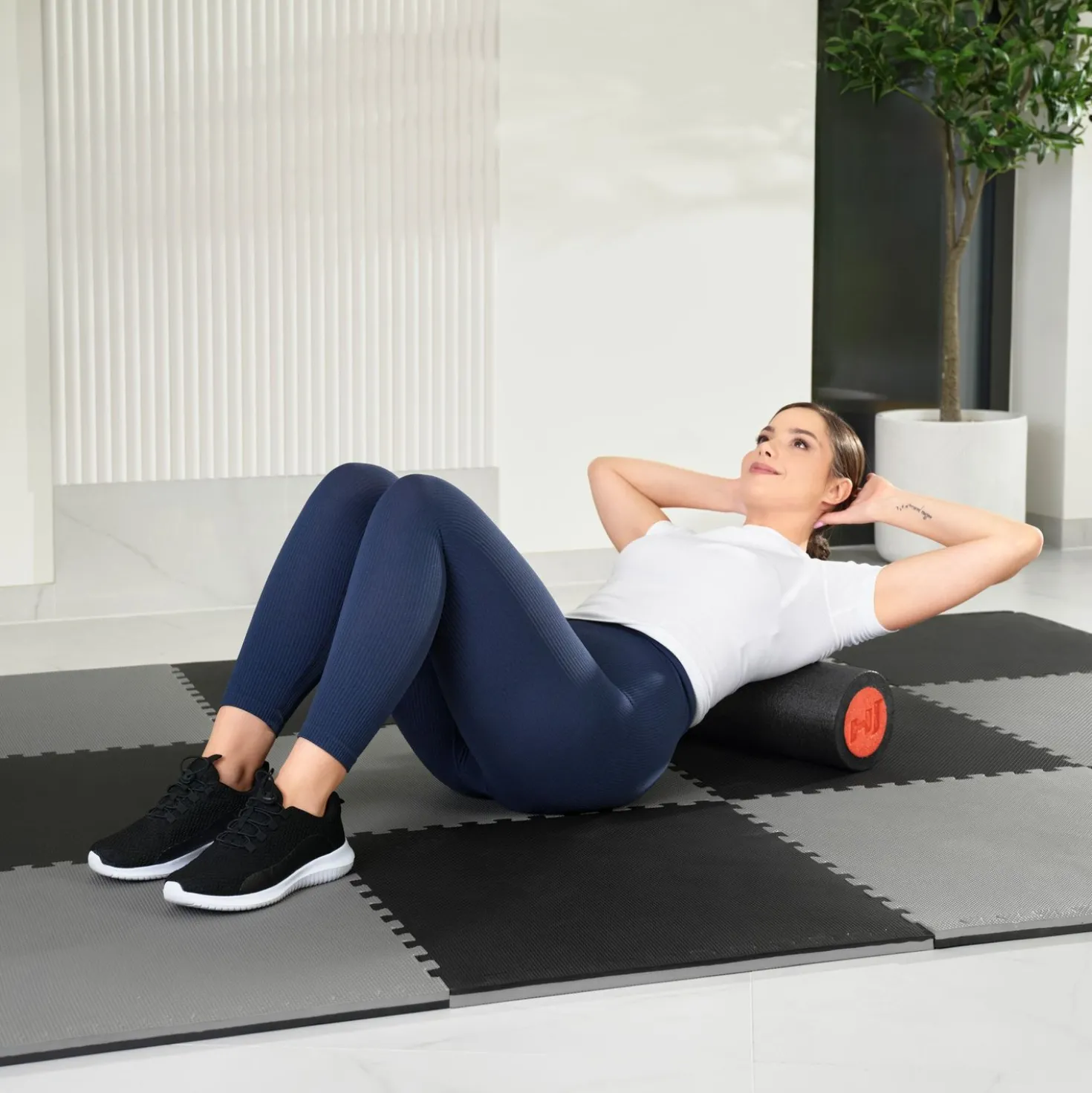 Wałek roller do masażu EPE 45cm czarno-czerwony